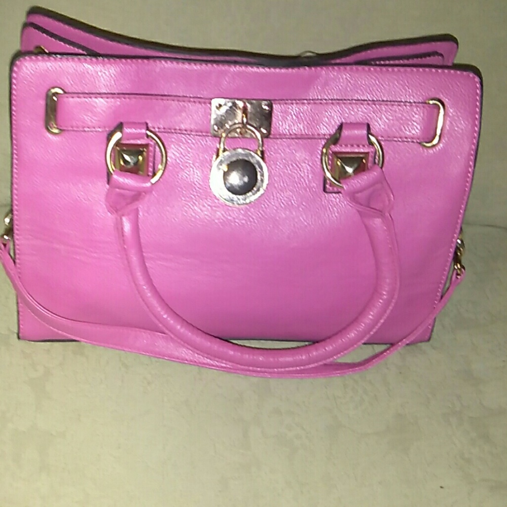 Medium sized handbag